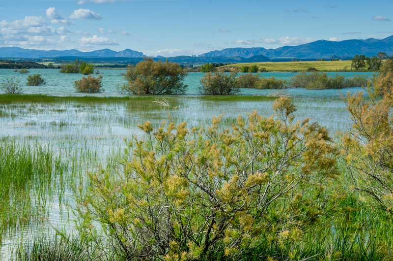 Vista del pantano de la Sotonera con la Sierra al fondo.